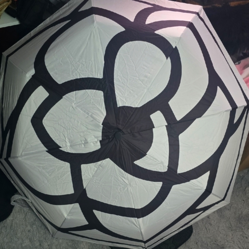 Camilla Flower White & Black Compact Umbrella (FITS 2)(LARGE/COMPACT)(NWOT)🖤✨️